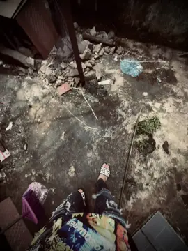 社会很简单。有钱就有名气，没钱就算喊也没人听！ Xã hội này đơn giản lắm. Cứ có tiền là có tiếng, không tiền có gào thét cũng chẳng ai nghe!