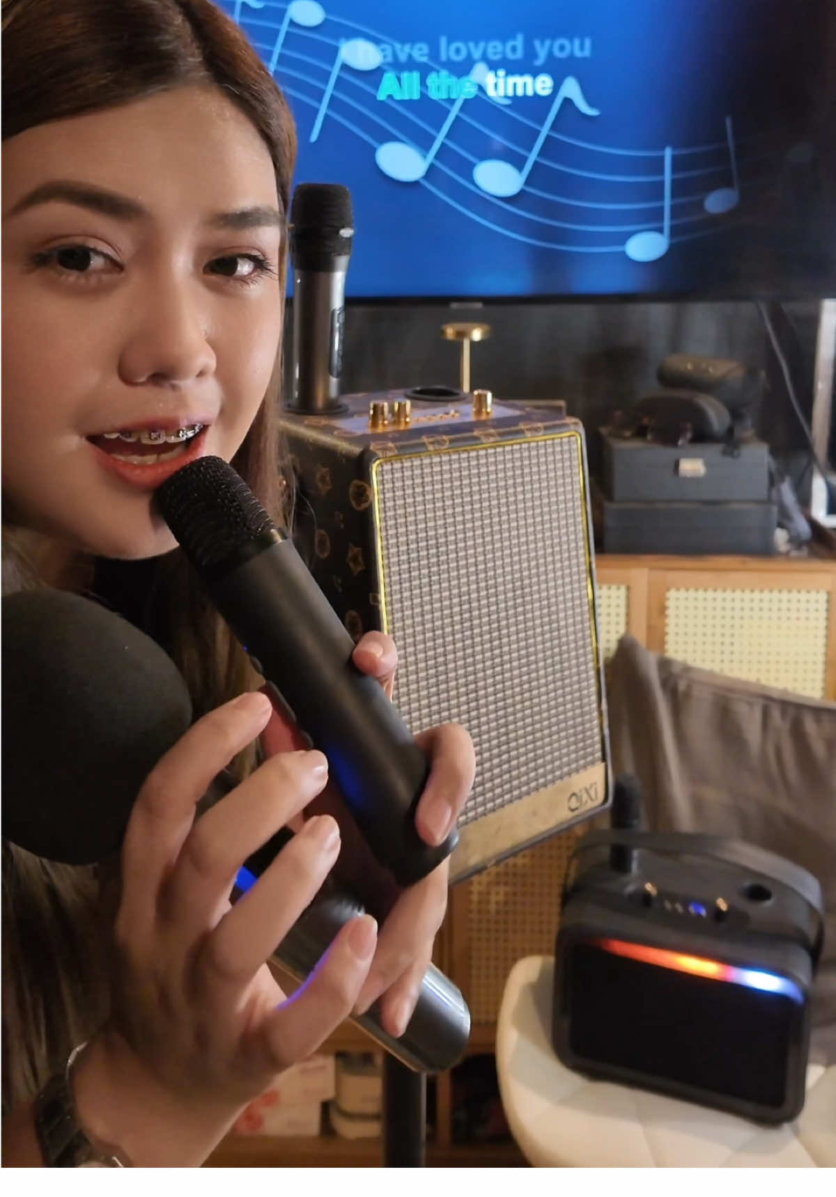 Replying to @sweetsenyoritaayah guys si 2050 kung ano ung totoong boses niyo yun sya. Si M13 Pro may daya yung boses niyo. Ganern. 😅 #kimiso #ainew #karaoke #karaokespeaker #speaker 