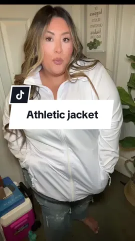 Perfect everyday jacket. Love to wear this because my arms get so so tan in the summer. Quick drying, stretchy and it has ZIPPER pockets! 🙌🏼 linking below 🛍️ #cootry #cootryjacket #cootryathletic #cootryfashion #cootryplussize #athleticsplussizewear #plussizebeachewear #plussizeverydaywear #plussizebasics #plussizeessential