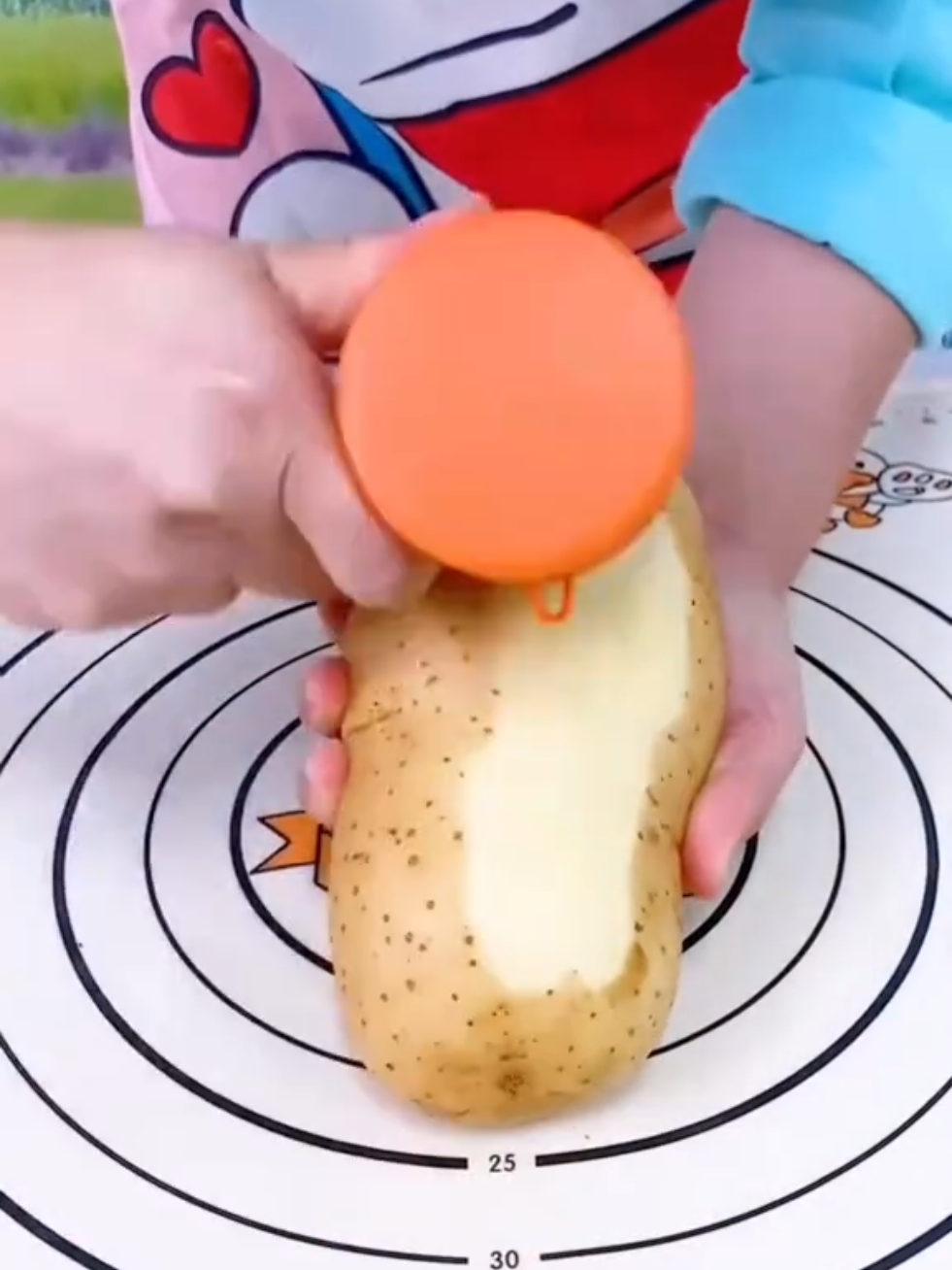 Alat pengupas buah terbaik dengan wadah tertutup yang menyimpan kulit hasil kupasan tanpa ada sisa kulit yang jatuh ke lantai! #pisau #peeler #alatpengupasbuah #pisaupengupaskulitbuahdansayur #kebutuhandapur 