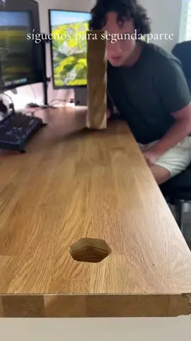 Este chico estaba tratando de meter el tubo de madera en él hueca de la mesa y el final es totalmente satisfactorio