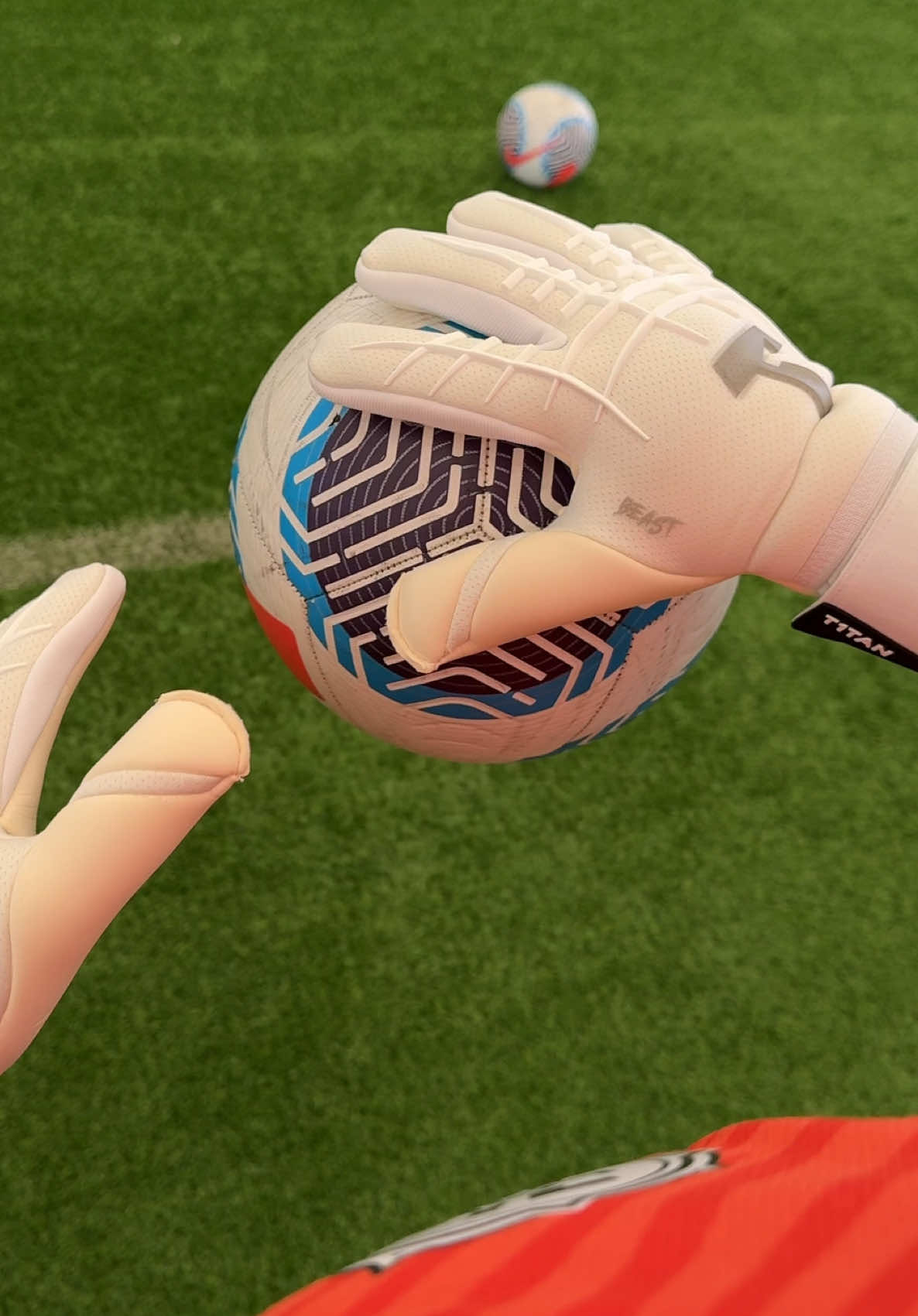 🧲🧤  @T1TAN  #goalkeeper #football #futbol #Soccer #portero #torwart #fussball #goleiro #fy #fyp #viral #keeper #asmr 