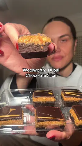 Honest review of the new Woolworths Dubai Choc Slice 🍫 #woolworths #chocslice #dubaichocolate #dubaichocolatebar #viralvideo 