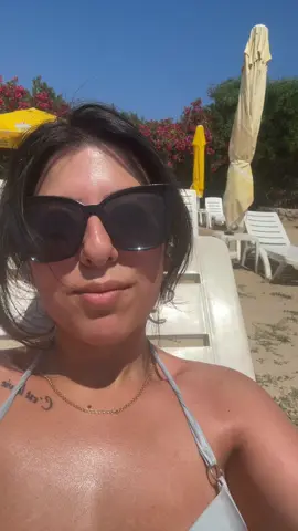 Måste bli brun innan jag åker tillbaka till Sverige 🙈#fyp #foryoupage #foryou #semester #turkiet #sol #värme #brun #strand 