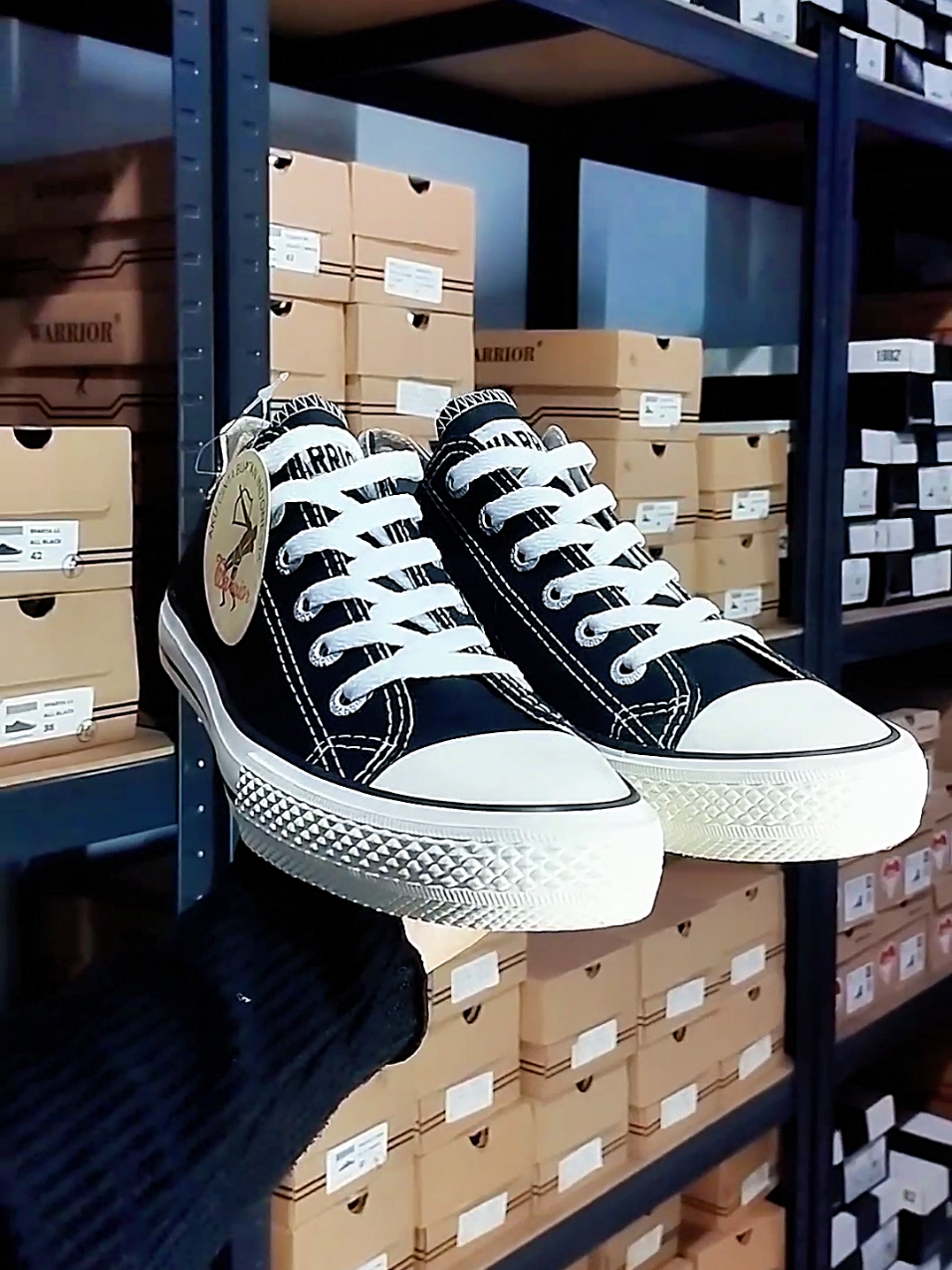 Membalas @ruwy171 lentur dong kak🤩 udah nyaman dan aman banget buat dipakai pastinyaa, langsung cek dikeranjang kuning🫵🛍️ #sepatuwarrior #warriorshoes #sepatusekolah #rekomendasisepatu #sepatumurah #banggabuatanindonesia #magelang24jam 