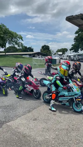 พี่ๆหลบหน่อย หนูรีบ👌✊🏻❤️#แข่งรถ #รถแข่ง #มอเตอร์ไซค์ #motorcycle #มอเตอร์ไซค์จิ๋ว #pocketbike #minigp #gufbaracingschool #gufba #kushitanithailand 