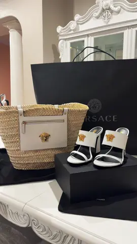 🤍🦁🤍🦁 #versace #versaceheels #versacebag #versaceonthefloor #versacemansion #versacepurse #heels #shoppinghaul #beachbag #Summer #SummerFashion #summervibes #miami #whiteheels #whitebag #beach #beachvibes #beachstyle #loveit #viral #shopping #fashion #fashiontiktok #fash @Versace #fyp #fypシ゚viral #fypシ #foryou #foryoupage 