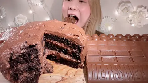 超濃厚チョコケーキとチョコ🍫 Moist Chocolate Cake🍫 #tiktokasmr #mukbang 