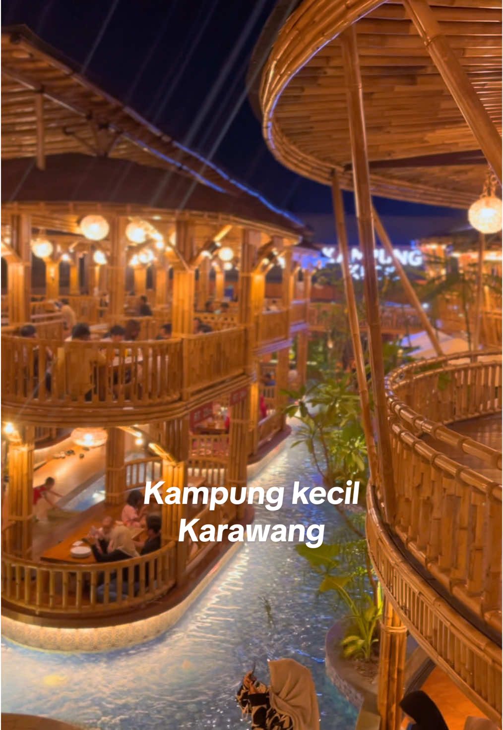 Baru tau di Karawang ada tempat sekeren ini! Makan di saung bambu, dikelilingi kolam & angin sepoi. Tempat makan baru di Karawang yang ramah keluarga banget! Ada playground buat anak, tempat duduknya lesehan & adem. Worth it buat kumpul keluarga atau reunian 🏡 #karawangtiktok #karawang #kulinerkarawang #karawangviral #FamilyTime #KampungKecilKarawang #RestoAsri #KulinerSunda