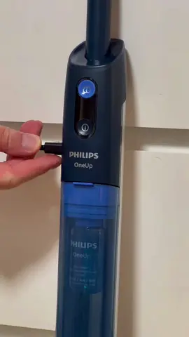 *Unbezahlte Werbung*Verlinkung/Firmen/Marken/Personen/Ortsnennung*  Der neue Philips OneUp Electric Mopp 5000 Series ist nun bei uns im Haushalt.   Das Gerät ist kompakt, schlank, leicht und leise. Die Verarbeitungsqualität ist gut; es wackelt nichts. Die Vorbereitung zur Bodenreinigung und auch die anschließende Gerätereinigung sind einfach zu machen. Die Reinigungsqualität ist gut. Für hartnäckige oder eingetrocknete Verschmutzungen ist es nicht gedacht, aber für die alltägliche, schnelle Reinigung ist das Gerät jedoch gut passend. Wir sind mit dem neuen Electric Mopp zufrieden und können es weiterempfehlen. @influenster @philipshomeliving_dach #philipsoneup #cleanhousehappyhome #putzenohneeimer #haushaltstricks #elternalltag #haustierfreundlich #saugwischrevolution #kabellosreinigen #smartputzen #philipsreinigung #moppliebe #haushaltshelfer