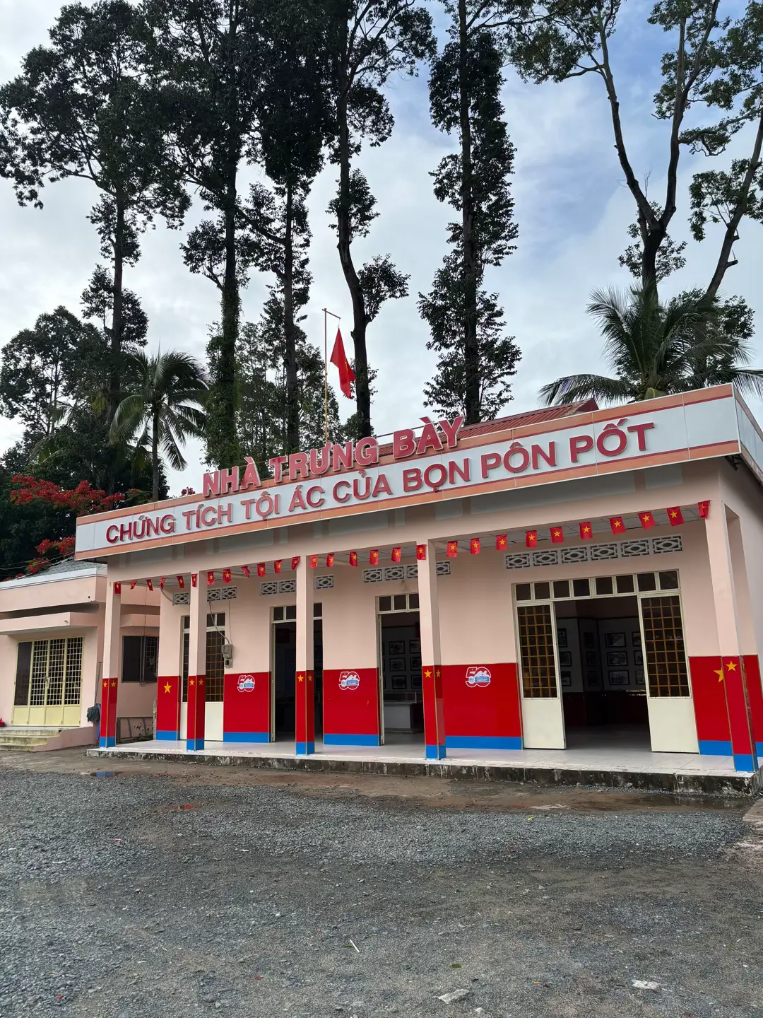 Nơi lưu giữ hài cốt của vô số người dân đã bị sát hại man rợ trong cuộc chiến tranh biên giới Việt Nam - Campuchia từ 18/4/1978 - 30/4/1978. Nhà trưng bày chứng tích tội ác của bọn Pôn Pốt và nhà mồ Ba Chúc được biết đến như một bản cáo trạng chân thật về tội ác man rợ của chế độ diệt chủng Khmer Đỏ. Mọi người nên đến đây ít nhất một lần để biết thêm về lịch sử đau thương của thế hệ đi trước và để hiểu hoà bình quý giá đến nhường nào #fyp #angiang #polpot 