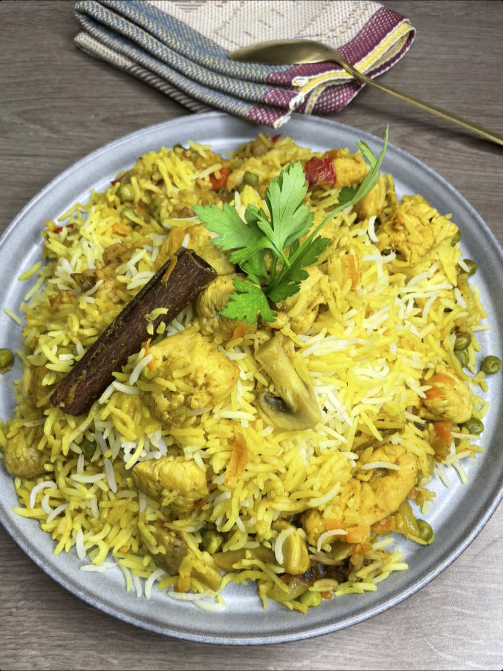 ‎برياني دجاج  Chicken biryani ☺️👍❤️ ‎يخبل جربوه و ادعولي 😍 @kobani.rice  @kobani.rice   @kobani.rice @kobani.rice   @chef.1.mutaz   @chef.1.mutaz  @mutaz.sami.alsaraj   @mutaz.sami.alsaraj   ‎#االطعم_يسولف  #chef1mutaz_اكلات  ‎المقادير 🇸🇪 ‎٨٠٠ غ صدر دجاج  ‎٣ اكواب رز  ‎٢ اكواب لبن  ‎١ بصلة  ‎٣ فصوص ثوم ‎بازلاء ‎١ جزر ‎١ فلفل بارد  ‎٣٠٠ غ فطر  ‎زبدة للقلي  ‎ورق غار  ‎عود قرفة  ‎ملح ‎١ ملعقة صغيرة زنجبيل  ‎١ ملعقة صغيرة كركم ‎١ ملعقة صغيرة هيل ‎١ ملعقة صغيرة فلفل اسود  ‎١ ملعقة صغيرة بابريكا  ‎١ ملعقة صغيرة كاري ‎١ ملعقة كبيرة كاري ماسالا  Ingredienser 🇸🇪 800 g kycklingbröst  7,5 dl ris  5 dl yoghurt  1 lök  3 vitlöksklyftor  Ärtor  1 morot  1 paprika  300 g champinjoner  Smör till stekning  Lagerblad  Kanelstång  Salt  1 tsk ingefära  1 tsk gurkmeja  1 tsk kardemumma  1 tsk svartpeppar  1 tsk paprikapulver  1 tsk currypulver  1 msk curry masala Ingredients 🇬🇧 800g chicken breast 3 cups rice  2 cups yogurt  1 onion  3 garlic cloves  Peas  1 carrot  1 paprika  300g mushrooms  Butter for frying  Bay leaf  Cinnamon stick  Salt  1 teaspoon ginger  1 teaspoon turmeric  1 teaspoon cardamom  1 teaspoon black pepper  1 teaspoon paprika  1 teaspoon curry powder  1 tablespoon curry masala . . . . . . . #explore #biryani #food #instafood #foodblogger #العراق #الامارات #السعودية #اكسبلور #rice #Foodie #foodgasm #FoodLover #البحرين #الكويت #سلطنة_عمان #الاردن #dubai #baghdad #طبخ #وصفات_سهلة #برياني #1 