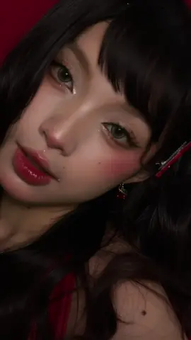 Có thể là gục ngã với cái layout này 🐙🍒 #yvymakeup #MakeupHochiminh #hocmakeupcanhan #xuhuong #YVyMakeup 