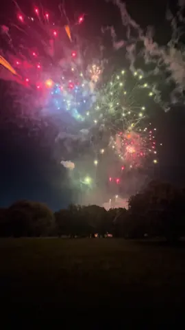 Finale of the 2025 Memorial Park Concert & Fireworks Show. #omaha #ringostarr #fireworks #pyroaddicts #pyro #fireworkshow #FireworkFavorites #fypシ #fyp #FireworkTok 