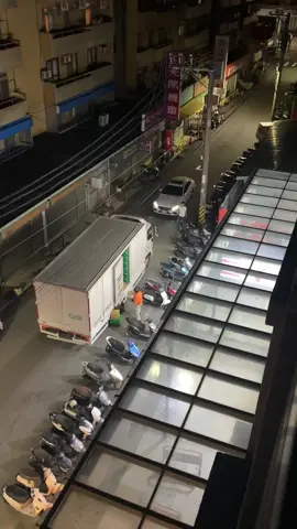 轉keonishihhh 逢甲 多狂按喇叭到底是有什麼問題 人家司機已經退到小巷了 還假裝要左轉車牌清清楚楚拍到
