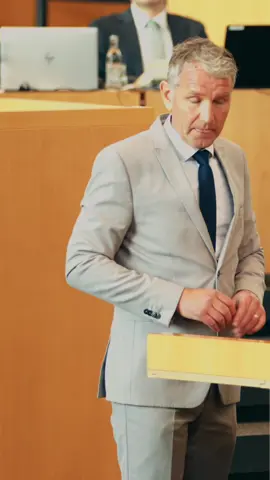 Verwalten oder gestalten? Höcke bringt es auf den Punkt! ⚖️💬 📄 Beschreibung: Was macht echte Politik aus? Björn Höcke spricht Klartext – über Verwaltung, Verantwortung und Veränderung. #Höcke #AfD #Politik #Deutschland #Wandel #TikTokPolitik