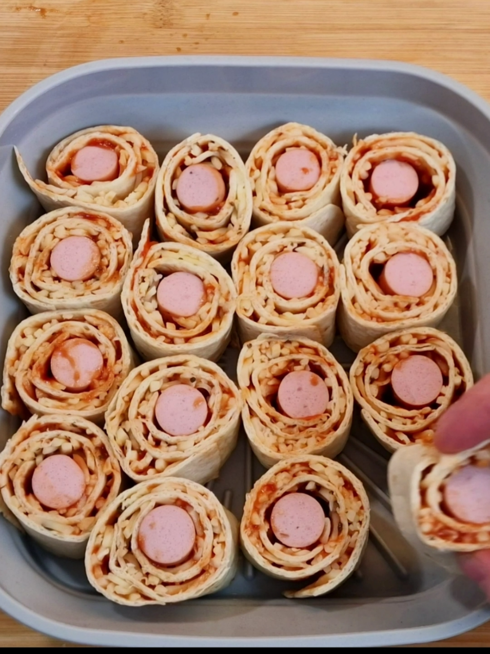 Everyone Is Making These Viral Tortilla Pizza Rolls! 🥰 Ingredients:😋 Tortillas Pizza tomato sauce Dried basil Mozzarella Sausages