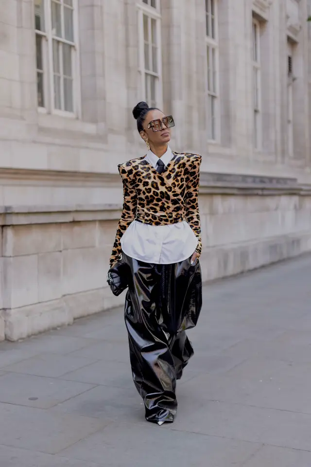 Leopard print and exaggerated shoulders! #leopardprint #foryou #fy #foryou #fyp #parisfashionweek #parismensfashionweek #pfw #StreetStyle #guccibag #dior #fashion 