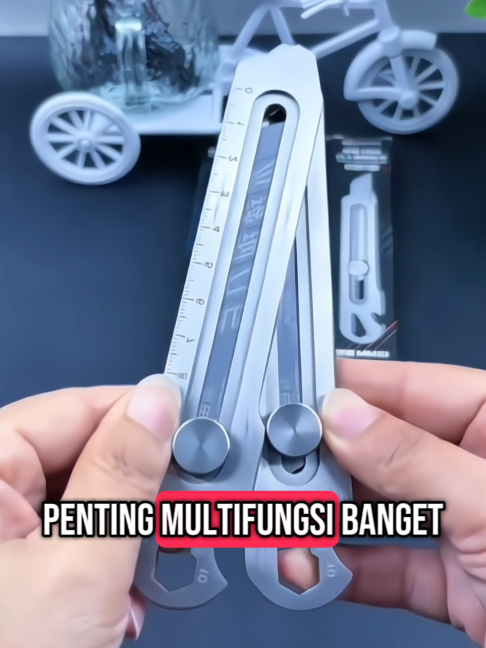 Pisau cutter stainless ini bukan sekadar cutter biasa! Dengan desain 9in1, alat ini dirancang untuk memenuhi berbagai kebutuhan harian Anda, mulai dari memotong, mengukur, hingga membuka baut dan botol. #cutter #karter #pisaucutterserbaguna #perkakas #fyp 