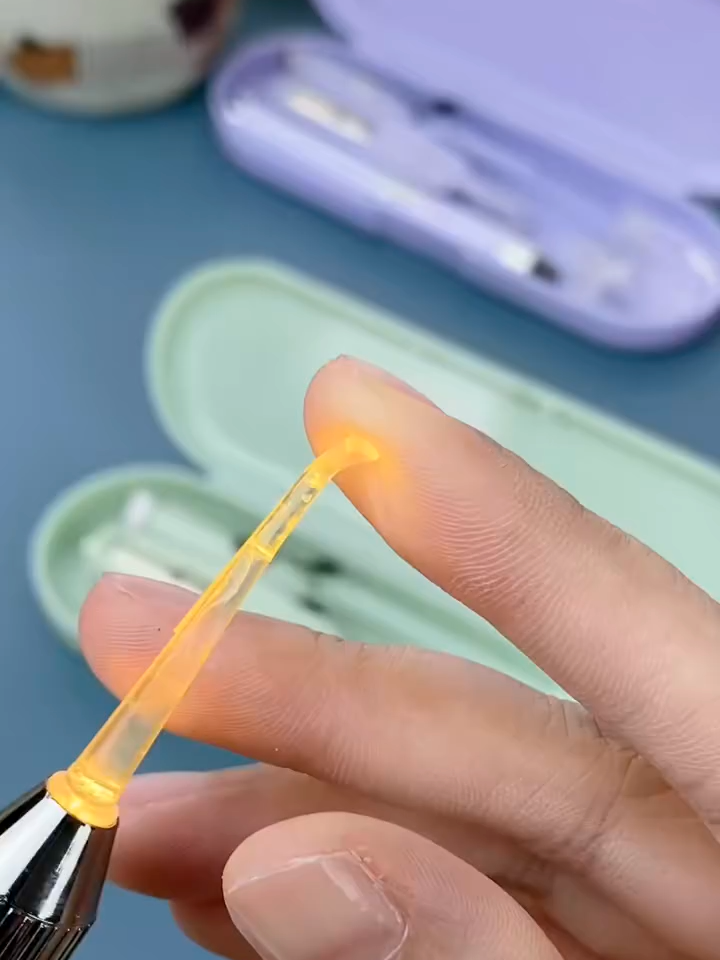 Giảm giá 50% chỉ còn 99K - Bộ Ngoáy Tai Có Đèn Led - Soi sáng giúp bạn nhìn rõ bên trong tai, đầu silicon mềm dẻo không gây đau rát như đầu inox. An toàn với cả trẻ em và người lớn. #giadungtienich #xuhuongtiktok