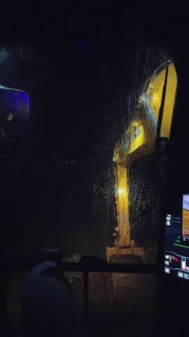 Pov: hujan deras malam dan lu sendirian di unit 😬😬 #opratorexcavator #excavator #foryoupage 