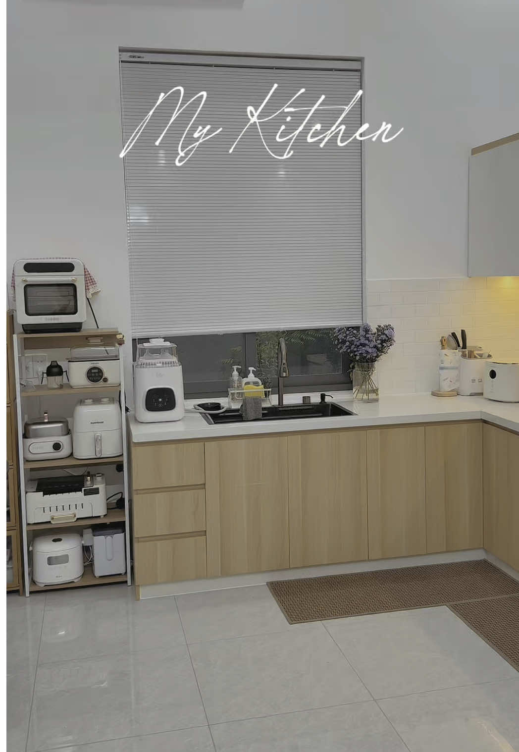 Đợi rãnh tui sẽ lên review các món đồ bếp mà tui tâm đắc sau hơn nửa năm tui dùng nha. ☺️ Mở đầu seri này thì top 1 được các bà hỏi nhiều là thảm bếp. 🥰 #mechulday #dailyvlog #thamnhabep #decorbep #mykitchen #xuhuong 