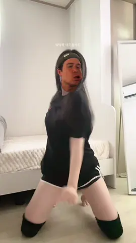 댄스부특징 알려주세여  (근데 이 무릎보호대 짱조음..) 반응 좋으면 이 구도도 가끔 찍어볼게요.! #추천떠라얍 #시엘리무릎보호대 #추천뜨면알려주세요 #fyp #돌핀바지 