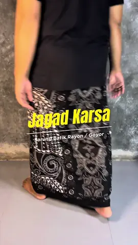 Wayahe Jagad Karsa tampil. Menggunakan bahan rayon alias goyor yang berkarakter jatuh, memberikan kesan lebih adem. Berukuran dewasa 120 cm x 220 cm. Motifnya tembus sampai dalam, pewarnaannya matang. Istimewa bwos… #sarungbatiklaseman #sarungguskautsar #busanamuslim #sarunggusiqdam #sarungbatikpekalongan 
