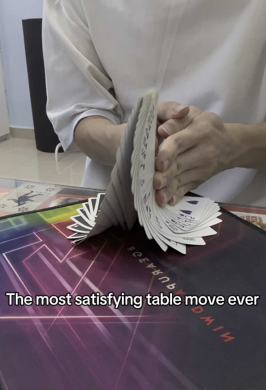 It looks like a AI generated move but it’s not 😉 #cardistry #viral #foryou #fyp #magic #pickacard 
