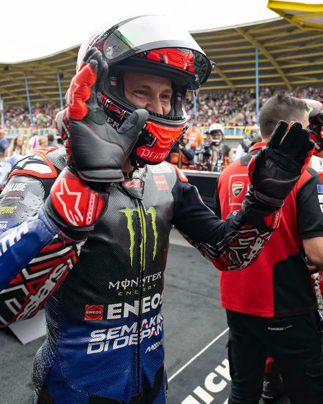 A fast lap & a fired-up team 🔥 Here’s how Fabio went from the garage to the top of the qualifying timesheets 🔝 📸 #MonsterYamaha | #YamahaMotoGP | #YamahaFactoryRacing | #Yamaha | #MotoGP | #DutchGP | #FabioQuartararo | #FQ20