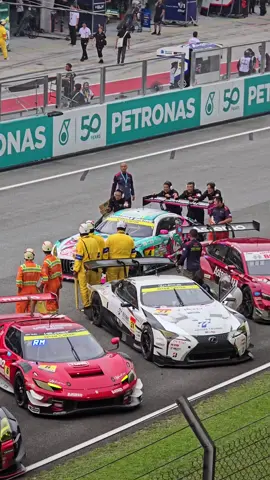 👀  #Hatsunemiku #goodsmileracing @hatsunemiku0831  @supergt_jp 