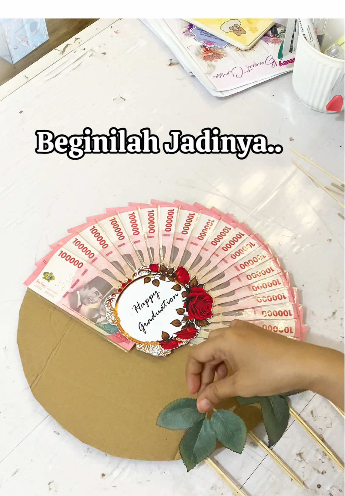 Itulah salah satu faktor jika video tutorial ga sedetail2nyaaa alias lgsung jadi akhirnya 😁memory hp ga cukuuupp.. ✌🏻✌🏻✌🏻 . Masya Allah, kita namain apa nii buket uang yg satu iniii,...  Super Elegant extra flowers special menyempurnakan lingkarannya yaa... kamua mau dibikinin yg ada dikepala n hati kamuu, sinii kasih tau kitaaa.. 🫶🏻🫶🏻🫶🏻 . #buket #buketbanjarbaru #buketuang #buketuangbanjarbaru 