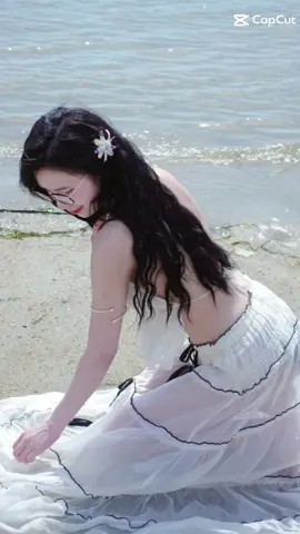 ”Hoa trong gương cả đời không thể hái, trăng dưới nước vừa chạm nhẹ đã vội loang