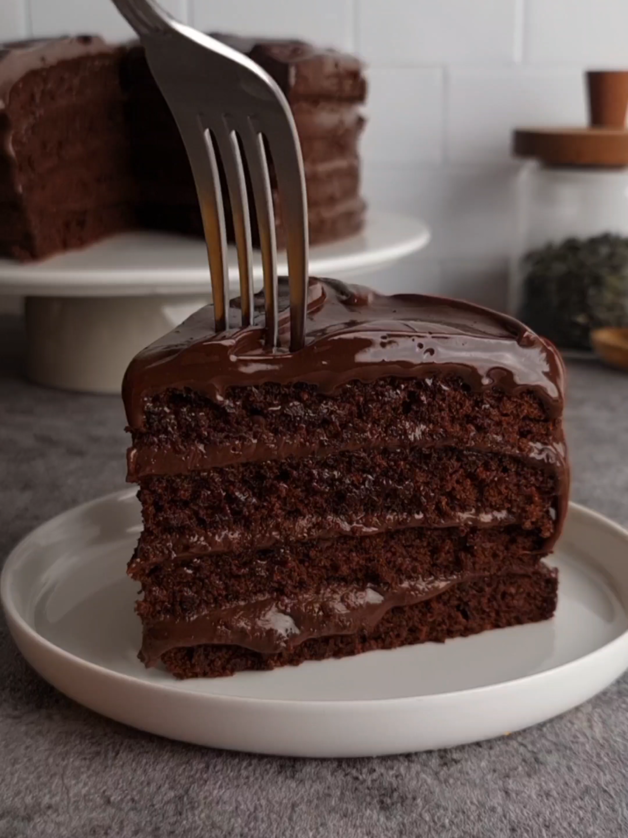 Gâteau au chocolat  80g de sucre  150g de d'huile  Vanille 1 œuf  220g de lait 1càs de vinaigre alimentaire  30g de cacao  180g de farine  5g de levure chimique  1 pincée de sel  Moule 18cm Cuisson environ 30min 160°  Diviser après refroidissement en deux cercles  La ganache :  200g de crème entière  200g de chocolat noir  50g de beurre  Bouillir la crème, ajouter le chocolat puis mélanger pour émulsionner. Ajouter ensuite le beurre et mélanger Laisser figer à température ambiante avant de garnir et recouvrir votre gâteau.  🇬🇧 Chocolate Cake  80g sugar 150g oil Vanilla 1 egg 220g milk 1 tbsp cooking vinegar 30g cocoa powder  180g flour 5g baking powder 1 pinch of salt  Pour into an 18cm (7