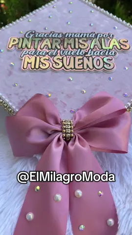 Birrete de grado Estilo Reina ✨❤️ . Somos tienda física en Tucacas estado Falcón y hacemos envíos naciones por MRW 🇻🇪  . #birretes #birretesdecorados #birretespersonalizados #birretedecorado #birretesdegraduacion  #birretesvenezuela #birreteshoraloca #birretesfalcon