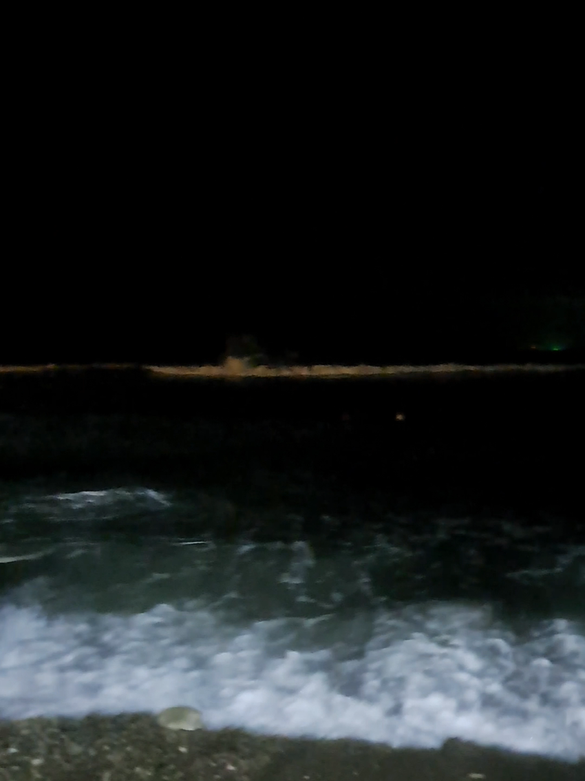 Menikmati deburan ombak malam di pantai anyer,#pantaianyer #anyer #fypシ 