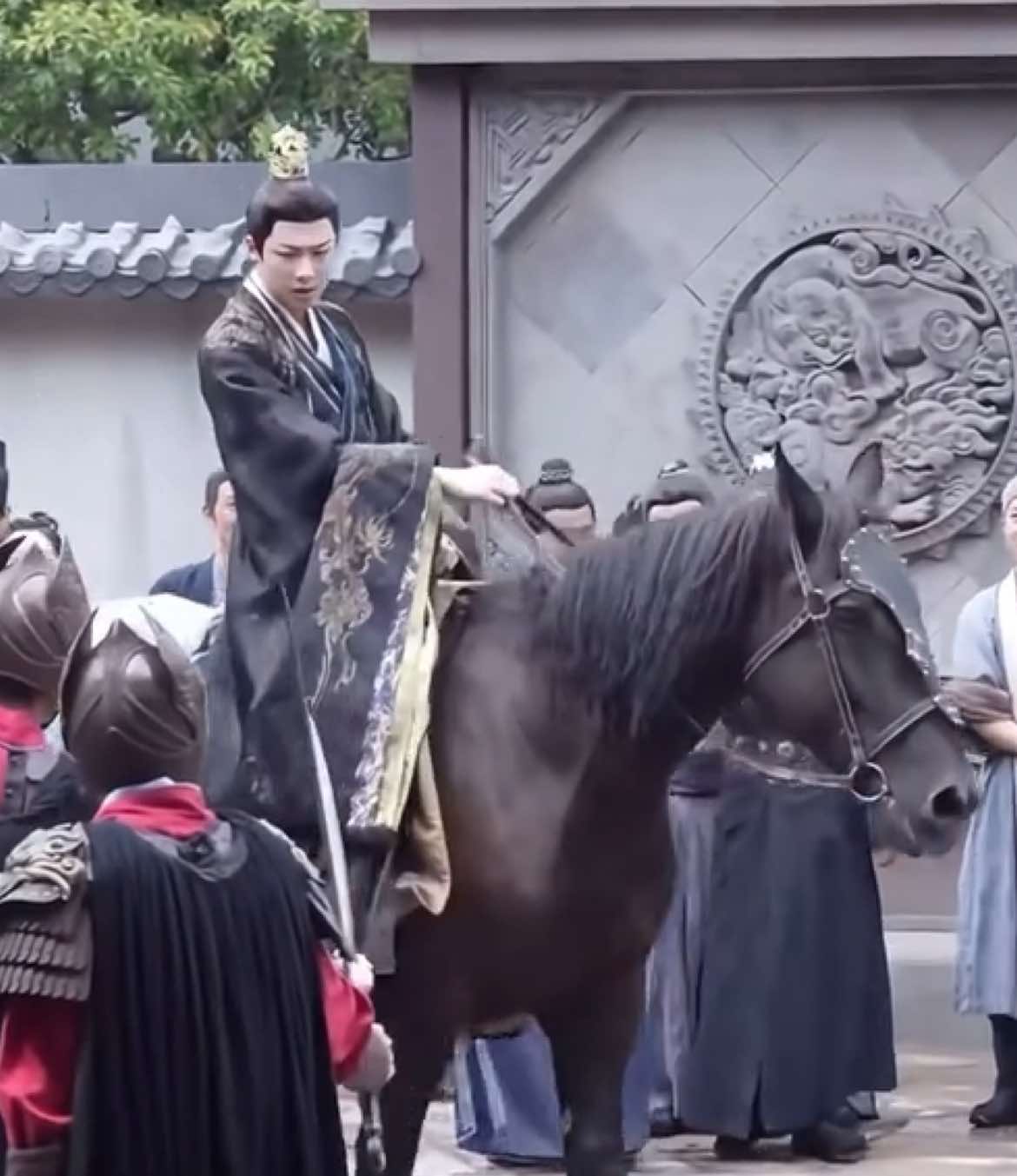 Such a clingy little horse 🥹   #ADreamWithinADream #LiuYuning 