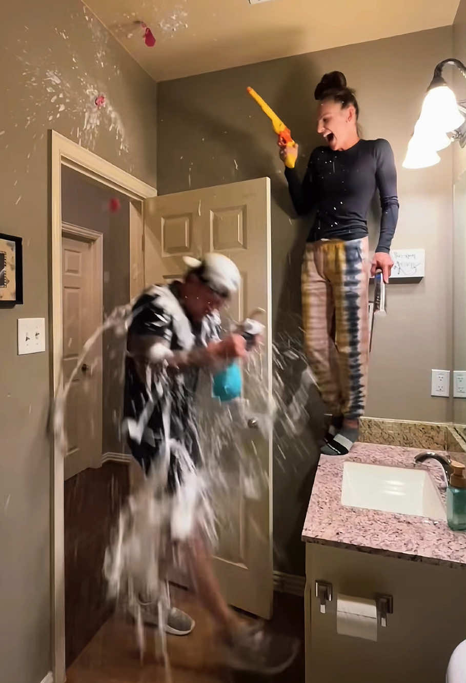 😂😂🤣#funnyprank #scareprank #scaring #scarecam #funny #scare #pregnant #videofunny #pranks #usa #tiktok #tiktoklover #tiktoklove #fyp #foryou #foryoupage #prank 