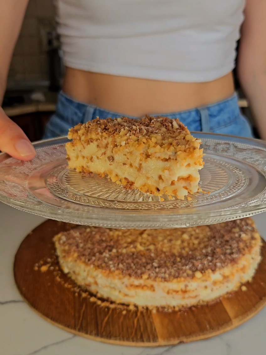 Торт без духовки🍰 Ніжний, шаровий, готується на сковороді. ІНГРЕДІЄНТИ: Для крихти: Борошно — 300 г  Вершкове масло — 150 г Цукрова пудра — 100 г Для заварного крему: Молоко — 500 мл Яйця — 2 шт  Цукор — 100 г Борошно — 2,5 ст. л. Ванільний цукор — за смаком Вершкове масло — 100 г (додається в кінці для шовковистості). У мисці змішай: Борошно — 300 г Цукрову пудру — 100 г Додай м’яке вершкове масло (150 г), порізане шматочками. Руками перетри все до стану вологої крихти, як на пісочне тісто. Потім виклади на суху сковороду й обсмажуй на середньому вогні, постійно мішай ложкою або лопаткою, поки стане золотисто-коричневою, розсипчастою, ароматною. Готуємо заварний крем: У мисці змішай яйця, цукор, борошно. Добре перемішай. Потім влий молоко і добре перемішай. вари на маленькому вогні до загустіння. Зніми з вогню, додай вершкове масло, ванільний цукор. Збираємо торт: У форму виклади шар крихти, потім шар крему (2–3 ст. л.) — розрівняй. Повторюй шари: крихта — крем — крихта...  Постав у холодильник на декілька годин. Можна прикрасити шоколадом або фруктами. #тортбезвипічки #домашнійторт #простийрецепт #десертбездуховки   #тортзкрихти #крихтаторт #заварнийкрем #тортбездуховки   #швидкийторт #тортнасковороді