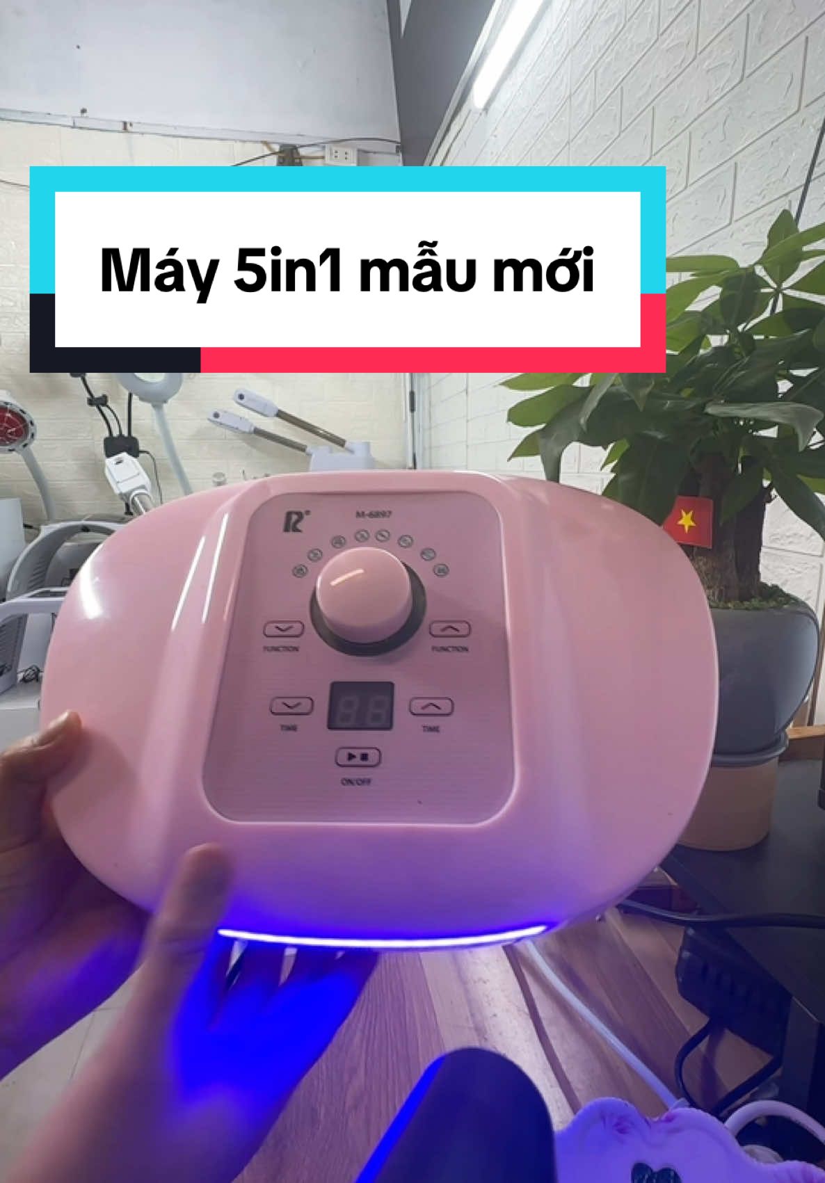 5in1 mẫu mới đi cả nhà. Thiết kế gọn hơn nhưng công suất vẫn rất khỏe. Có 2 màu hồng và trắng nhé #thietbispa #lamdep #xuhuong #may5in1 #may5in1spa #maychamsocda 