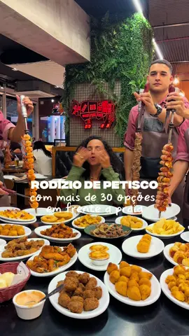Se você ama petiscar e quer comer muito bem com vista pro mar, se liga nessa dica: 🍢 Rodízio de petiscos com mais de 30 opções + opção de open bar de caipirinha e chopp! Isso tudo acontece no @santabrasadopepe, ali em frente ao Posto 1 da Barra da Tijuca, no Rio! 🌊☀️ 📍 Av. General Guedes da Fontoura, 10 – Barra da Tijuca – RJ 📅 Todos os dias, das 18h às 23h 💸 R$74,99 por pessoa (sem open bar) 💸 R$114,90 por pessoa (com open bar de caipirinha e chopp) ✨ E de domingo a quinta, na compra de 1 rodízio, o segundo sai com 50% de desconto! Agora segura essa lista de delícias que estavam disponíveis no dia que fui: • Caldo de feijão (ou do dia) • Iscas de carne acebolada • Gurjão de carne • Gurjão de frango • Gurjão de peixe • Pão de queijo • Provolone empanado com geleia de pimenta • Queijo coalho com melado • Pastel de queijo • Pastel de camarão • Pastel de carne • Camarão no espeto • Medalhão de frango com bacon • Carne no espeto • Linguiça de pernil no espeto • Coração no espeto • Pão de alho no espeto • Salgadinhos variados • Batata frita com cheddar e bacon • Batata portuguesa • Bolinho de bacalhau • Empadas variadas • Cebola empanada • Carne seca desfiada com aipim • Frango à passarinho • Mini hambúrgueres • Molhos variados • Mini churros • Crepe de doce de leite • Crepe de chocolate • Mousse de chocolate • Mousse de limão • Mousse de maracujá ✨ Itens podem variar de acordo com o dia — mas a fartura e o sabor são garantidos! O espaço é amplo, pet friendly e ainda tem espaço kids, ou seja, perfeito pra todas as idades, grupos e ocasiões! Gostou da dica? Então já salva esse post e marca o @ que vai se acabar no rodízio com você! 🍻💛 #RodízioDePetiscos #BarraDaTijuca #SantaBrasaDoPepe #OndeComerNoRio #DicaCarioca #OpenBar #RodízioRJ #Petiscos #BarNaPraia #ComidaDeBoteco #ReelsCarioca #ComidaBoaENoRio #RioDeJaneiro #PartiuBarra #PetFriendlyRJ #santabrasa #oquecomernorio #rodizio #rodíziodepetiscos #oquefazernorio #petisco