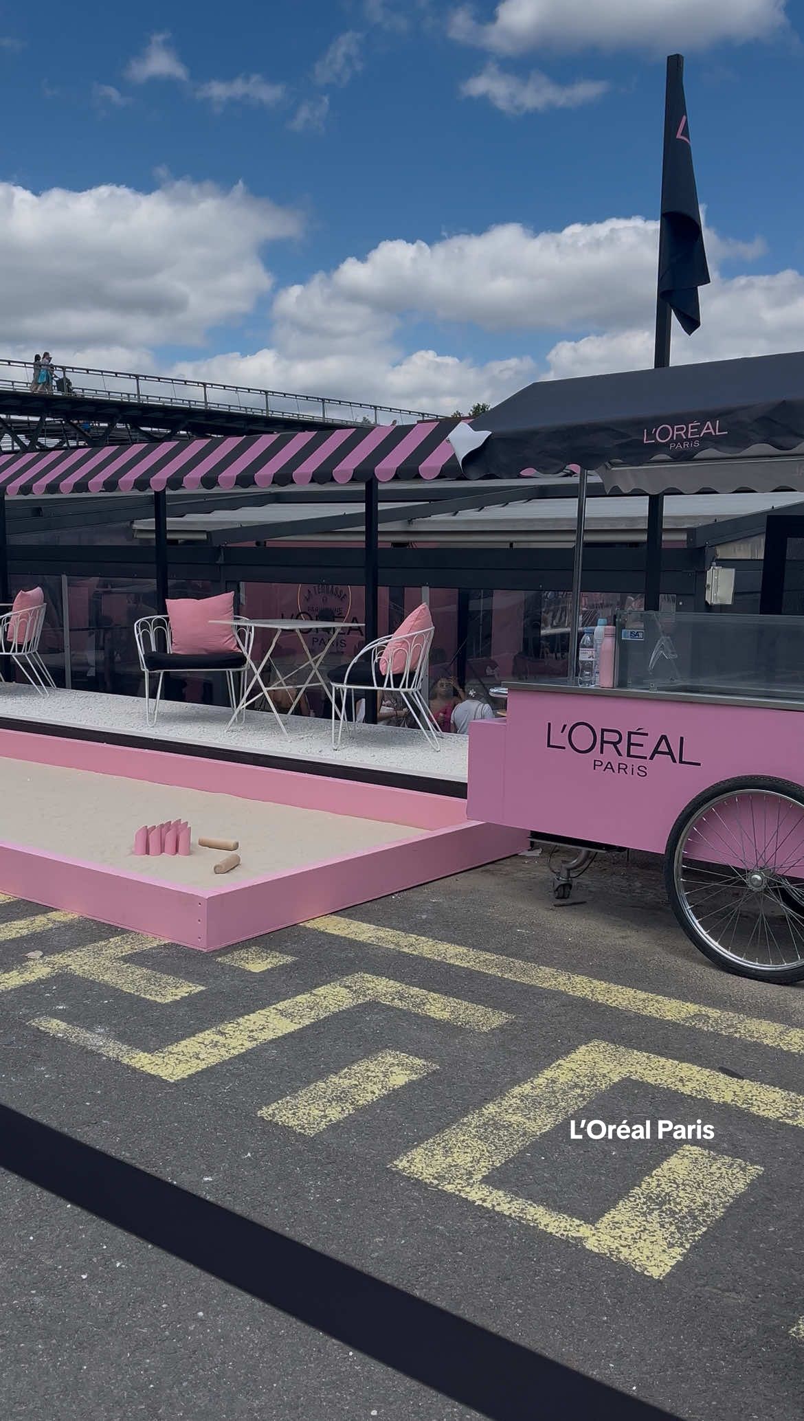 Pop up L’Oréal Paris  📍3 Port de Solférino, 75007 Paris  🗓️ jusqu’à demain ‼️ ⏰ 10h - 18h 🎁 roulettes, sac de goodies, glace, boisson et macarons #popup #loreal #gratuit #bonplan #event #nourriture #makeup #goodies  @L’Oréal Paris 