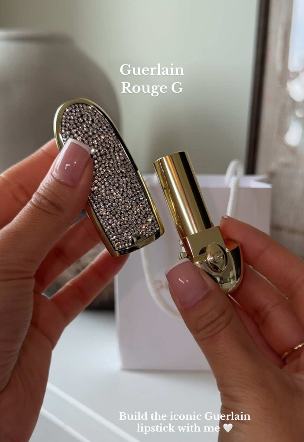 Lipstick of my dreams 🪽✨ #guerlain #guerlainmakeup #guerlainlipstick #guerlainrougeg #guerlaincase @Guerlain guerlain rouge g lipstick mirror case