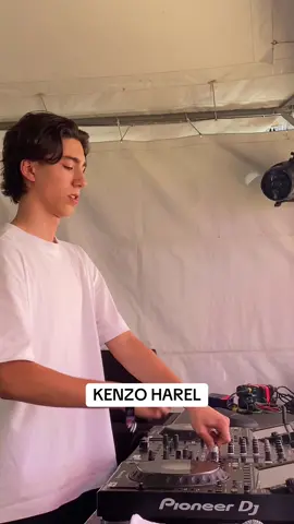 Quoi de mieux qu’un DJ set de @Kenzo Harel pour bien commencer cette deuxième journée de Solidays ☀️