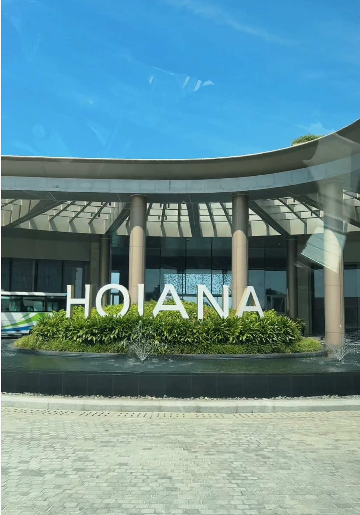 Chỉ cần nắng, biển, và một chút bình yên – Hoiana New World Beach Resort đủ cả ✌🏻 #ootdstyle #hoian #vibes #chilltime #hoiana #hoianaresort #trainghiem #review 