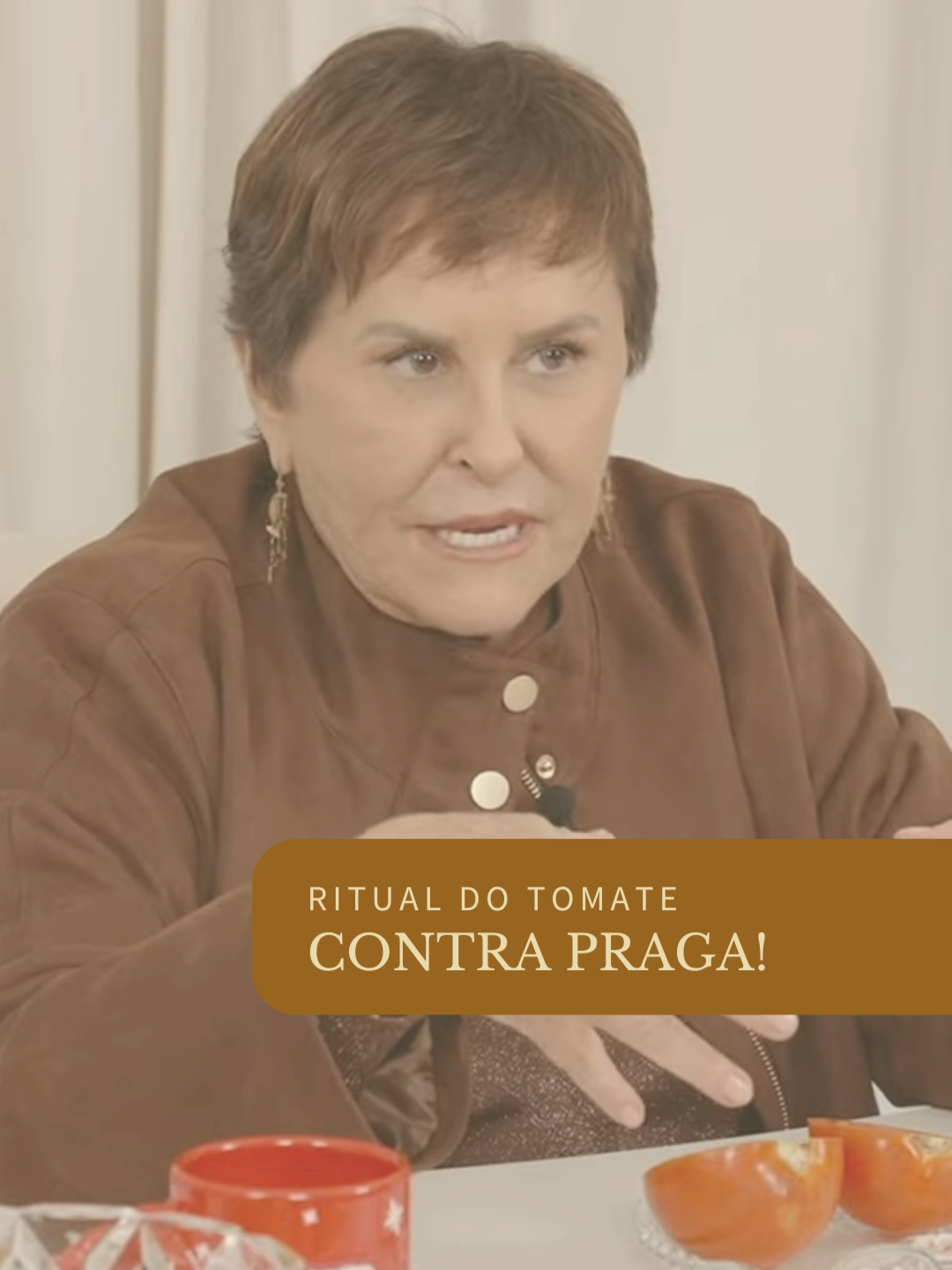 Nessa semana, passei alguns sinais para identificar se você está sendo vítima de praga, e vocês me pediram uma simpatia para ajudar a afastá-la. Tá na mão: ritual do tomate contra praga! 🍅 Corte do “Previsões com Márcia Sensitiva”, do @poddelas. #tiktoker #marciasensitiva #sensemarcia #conselhos