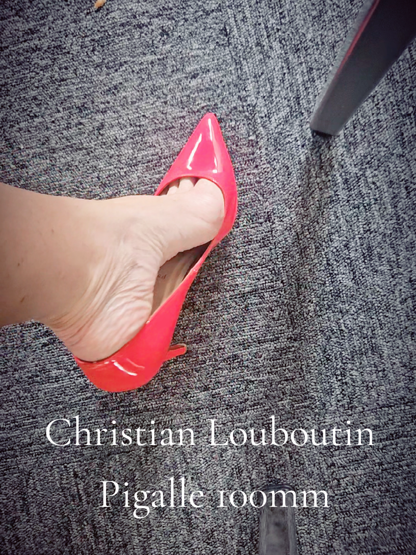 Absolutely stunning Christian Louboutin 100mm Pigalle in a gorgeous Coral colour #wellwornheels #heelsoftheday 