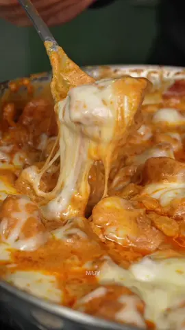 Almuerzo rico y diferente: POLLO CREMOSO CON PAPAS QUESO Y TOCINETA 🍗 ¡súper fácil y en una sola sartén! • INGREDIENTES: ▪️1 Pechuga de pollo  ▪️1/4 cdta. de paprika  ▪️Sal y pimienta al gusto  ▪️1/2 Cebolla ▪️100 g. de tocineta  ▪️1 Papa grande  ▪️1/4 taza de caldo de pollo ▪️250 g. de Crema de Leche ▪️100 g. Queso mozzarella rallado  ▪️Perejil al gusto  • #almuerzo #Receta #recetas #recetafacil #recetasfaciles #onepot #onepotrecipe #chicken #potato #papas #pollo #creamy #creamychicken 