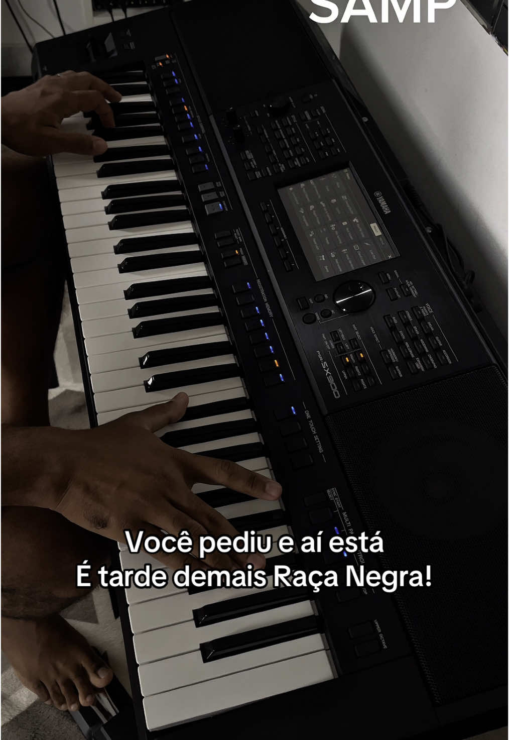 🎙️Tocando a essência de um verdadeiro clássico: “É Tarde Demais” – Raça Negra. Uma obra atemporal que atravessa gerações com sua melodia marcante e letras profundas. Registrar esse som é homenagear a história do nosso samba romântico. 🎧🖤 #RaçaNegra #ÉTardeDemais #Gravação #Estúdio #fyp #ProduçãoMusical #Clássico #Pagode90 #NinoProdutor