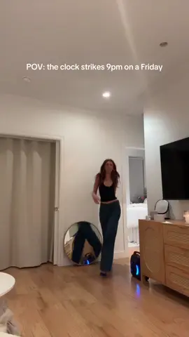 Role call! And we all live in the same building 🤗 #roomies #OOTD #weekend #pregame 